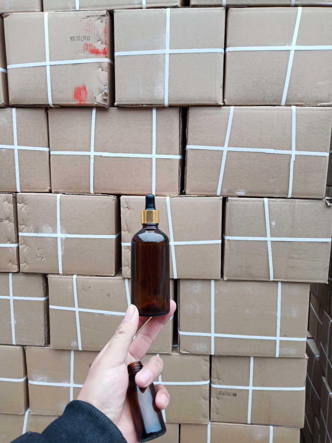 Amber glass bottle with alumite lid for cosmetic packaging 